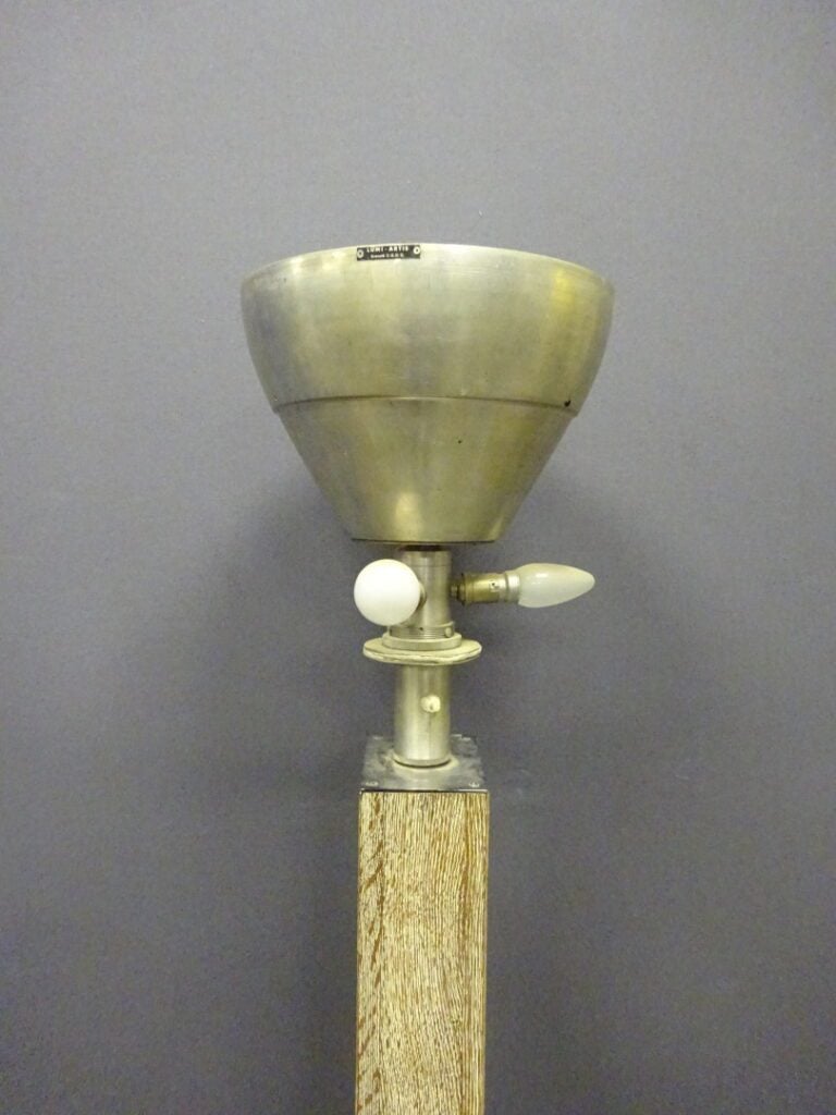 LUMI-ARTIS. - Lampadaire en bois cérusé, base et fût de section carrée, trois l…