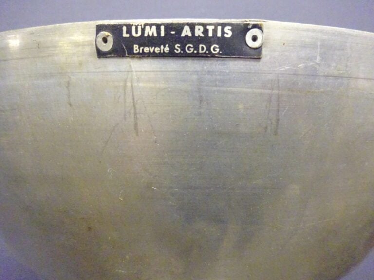 LUMI-ARTIS. - Lampadaire en bois cérusé, base et fût de section carrée, trois l…