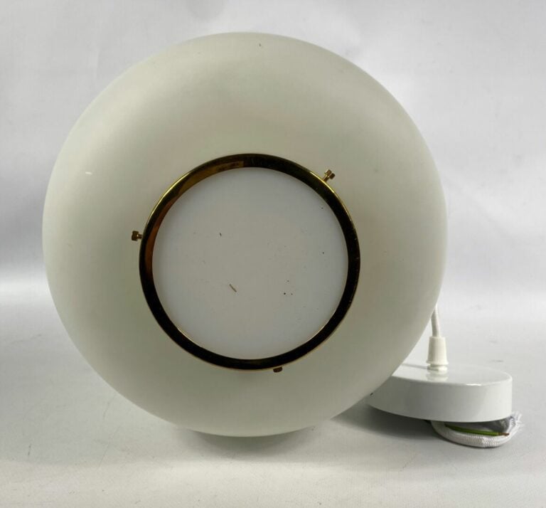 Luminaire en verre opalin blanc et laiton doré - Travail moderne - H : 41,5 cm…