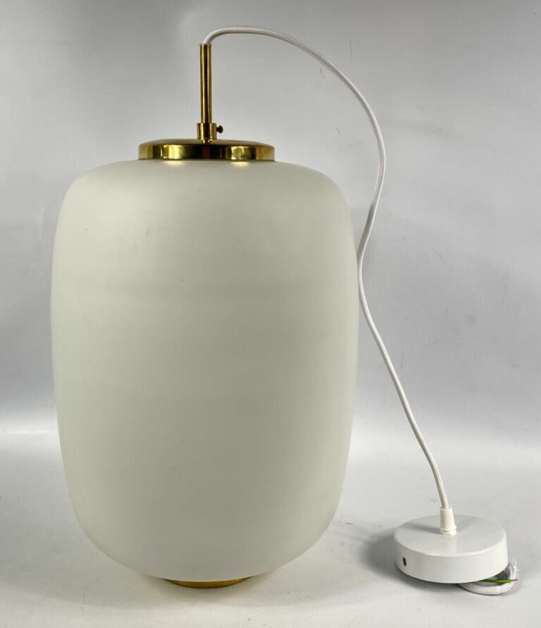 Luminaire en verre opalin blanc et laiton doré - Travail moderne - H : 41,5 cm…