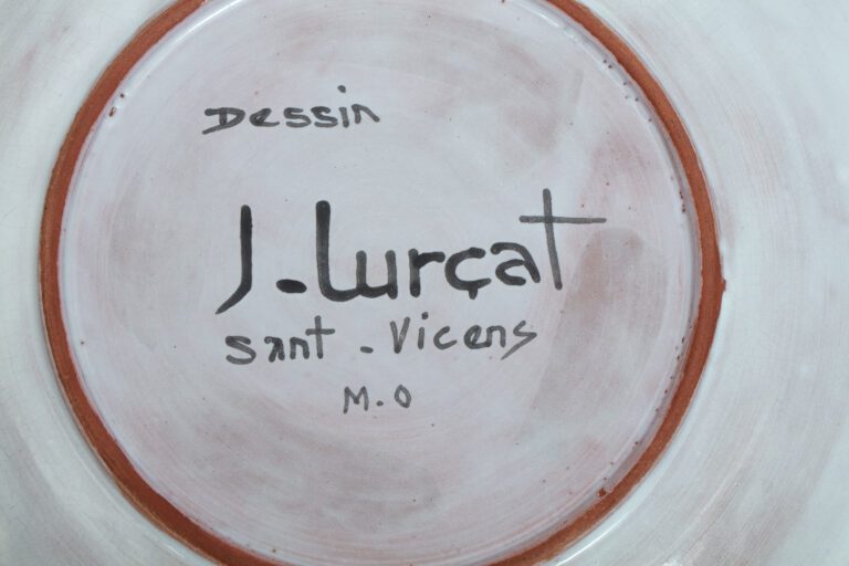 LURCAT & SANT-VICENS - Assiette circulaire à décor émaillé rouge et blanc. - Si…