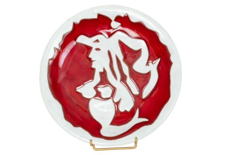 LURCAT & SANT-VICENS - Assiette circulaire à décor émaillé rouge et blanc. - Si…
