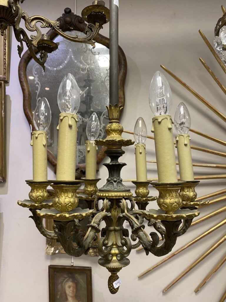 Lustre à six bras de lumière mouvementés en bronze patiné et doré - Style Louis…