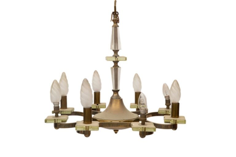 Lustre en métal doré et plexiglas à huit bras de lumière. - Hauteur: 62 cm. ; D…