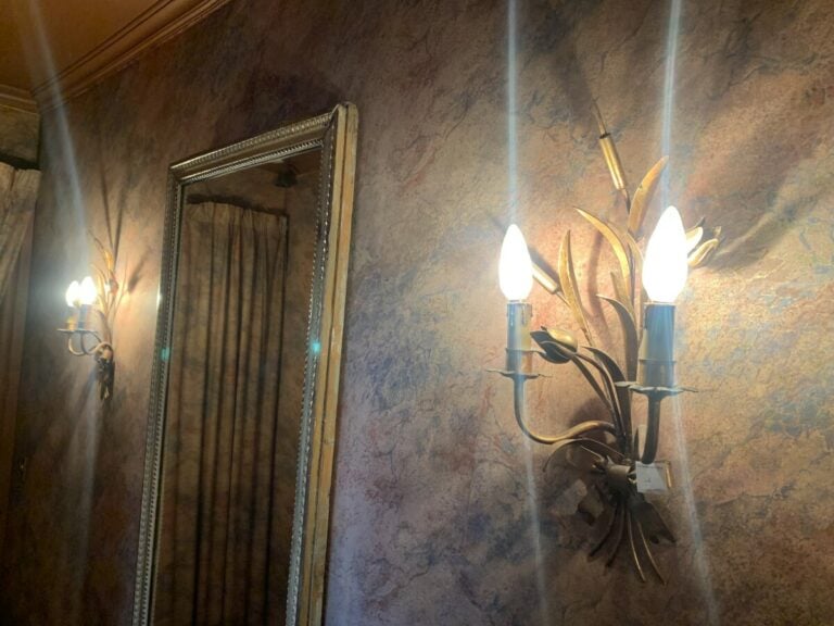 Lustre feuillagé 6 lumières en tôle doré à mettre avec les appliques - Paire d'…