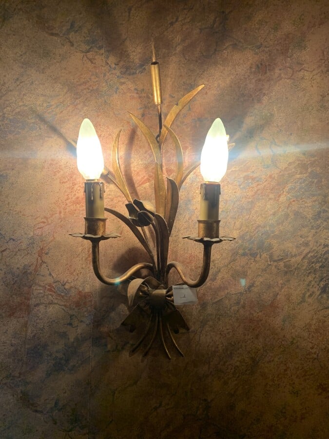 Lustre feuillagé 6 lumières en tôle doré à mettre avec les appliques - Paire d'…
