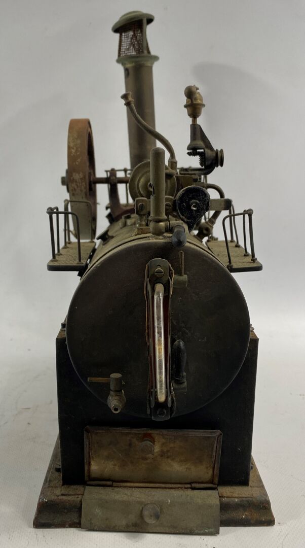 Machine à vapeur en tôle peinte - 35 x 32 cm - (oxydation, manques)