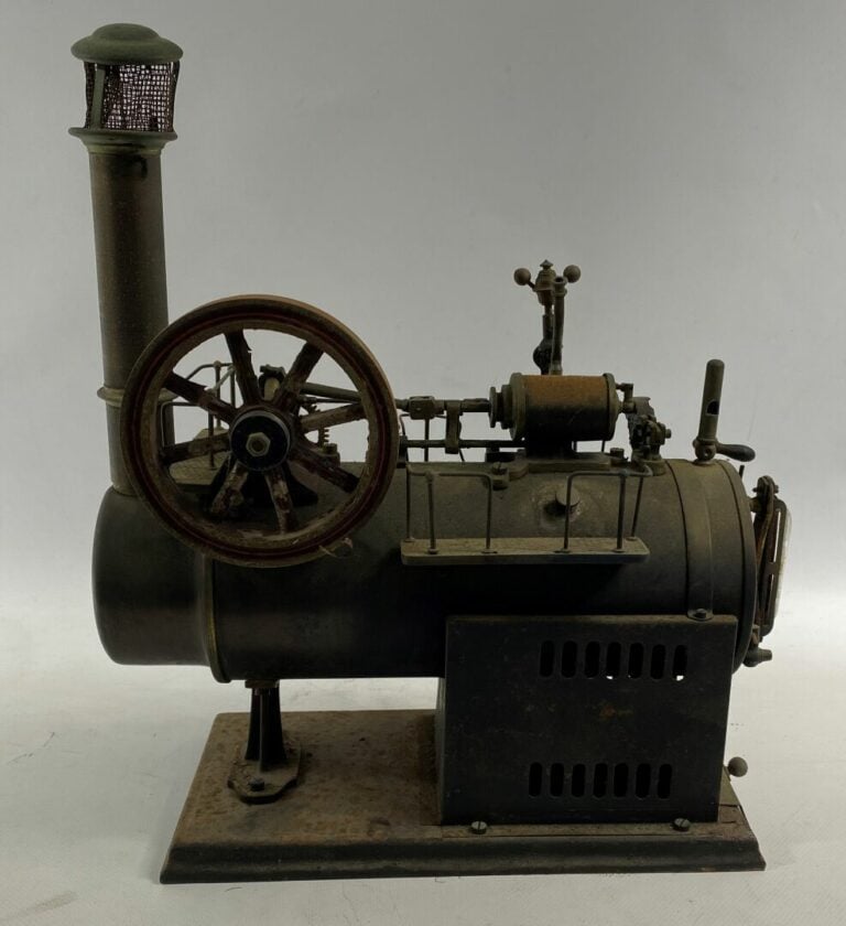 Machine à vapeur en tôle peinte - 35 x 32 cm - (oxydation, manques)