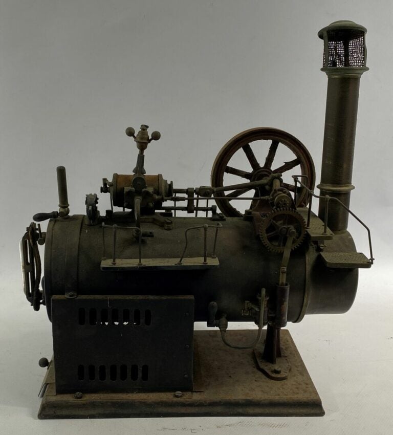 Machine à vapeur en tôle peinte - 35 x 32 cm - (oxydation, manques)