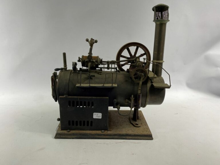Machine à vapeur en tôle peinte - 35 x 32 cm - (oxydation, manques)