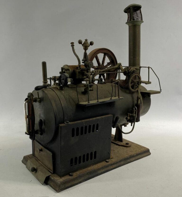 Machine à vapeur en tôle peinte - 35 x 32 cm - (oxydation, manques)