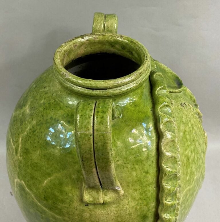 MADOURA - Fontaine de table en céramique émaillée verte, anses et décor de file…