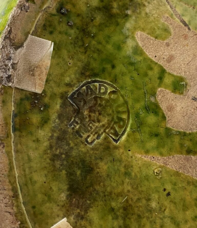 MADOURA - Fontaine de table en céramique émaillée verte, anses et décor de file…