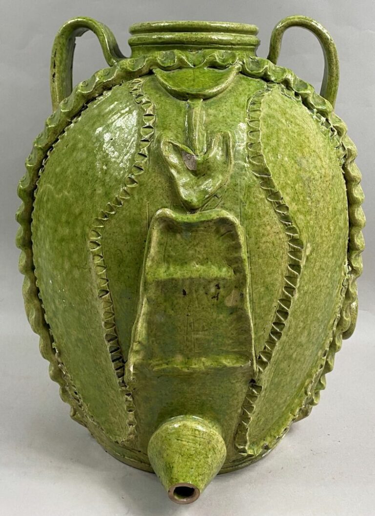 MADOURA - Fontaine de table en céramique émaillée verte, anses et décor de file…