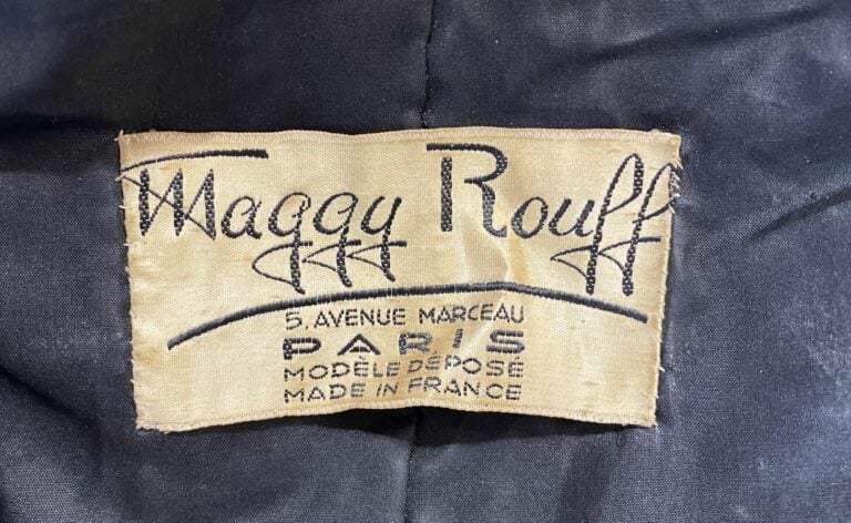 MAGGY ROUFF - Ensemble robe et veste à manches courtes à motif de fleurs noires…