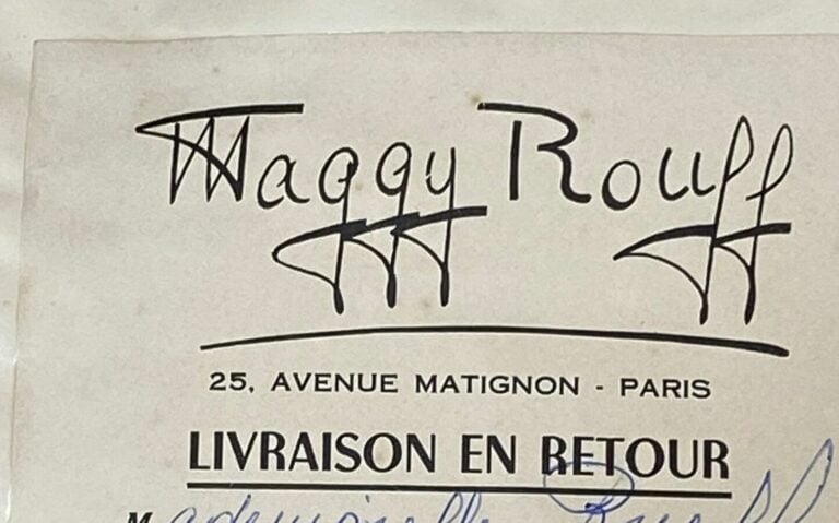 MAGGY ROUFF - Ensemble robe et veste à manches courtes à motif de fleurs noires…