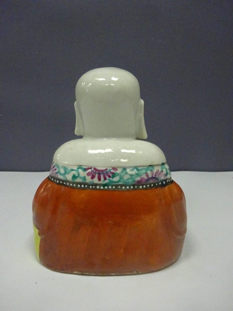 [-] MAGOT / PUTAI EN PORCELAINE MOULEE A DECOR EMAILLE POLYCHROME DANS LE STYLE…