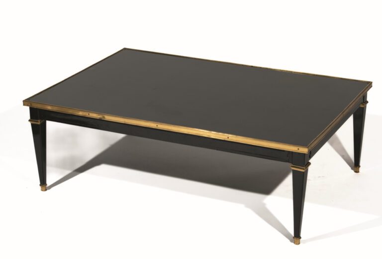 Maison JANSEN - Table basse laquée noire et or rectangulaire de style néoclassi…