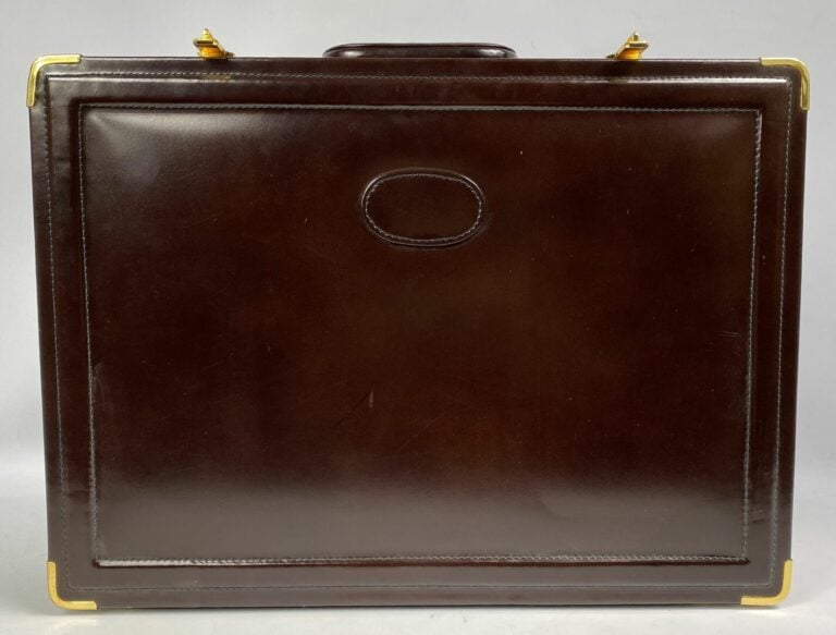 Mallette rectangulaire en cuir marron découvrant des compartiments - 33 x 45,5…