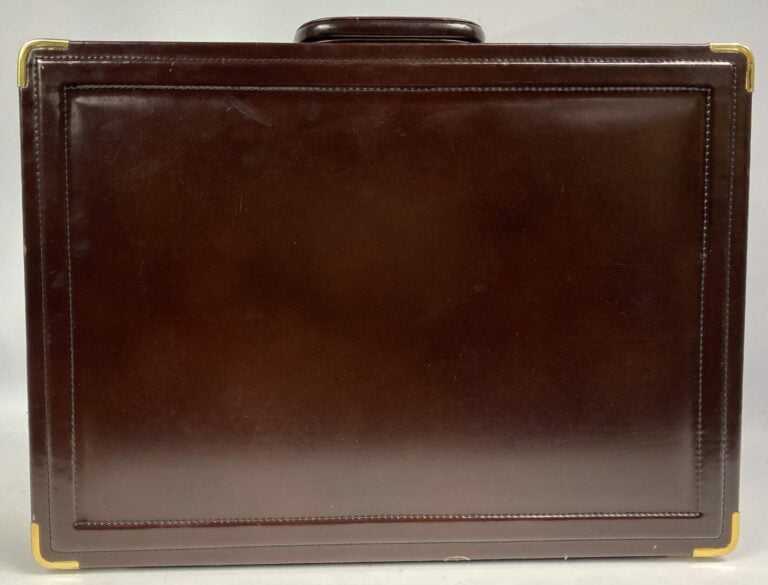 Mallette rectangulaire en cuir marron découvrant des compartiments - 33 x 45,5…