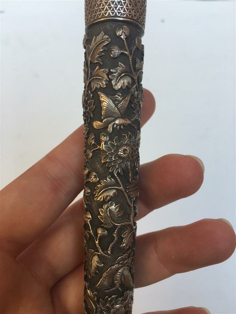 [-] MANCHE D'OMBRELLE EN ARGENT - Manche d'ombrelle fuselé en argent à décor ci…