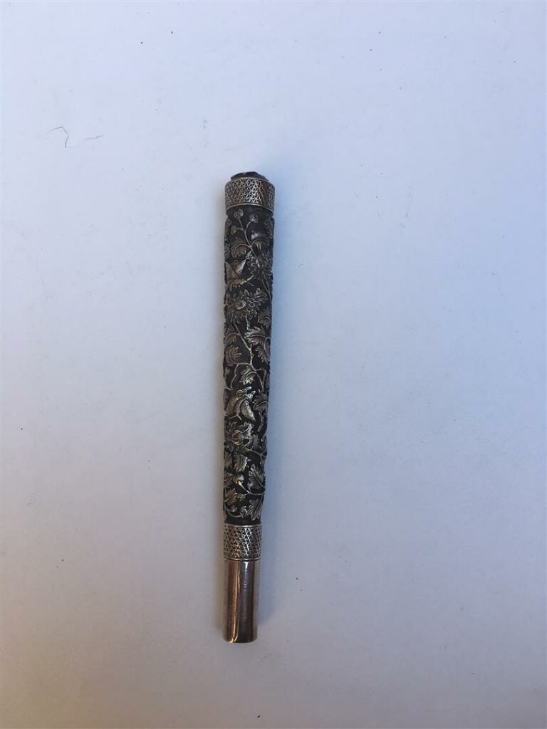 [-] MANCHE D'OMBRELLE EN ARGENT - Manche d'ombrelle fuselé en argent à décor ci…