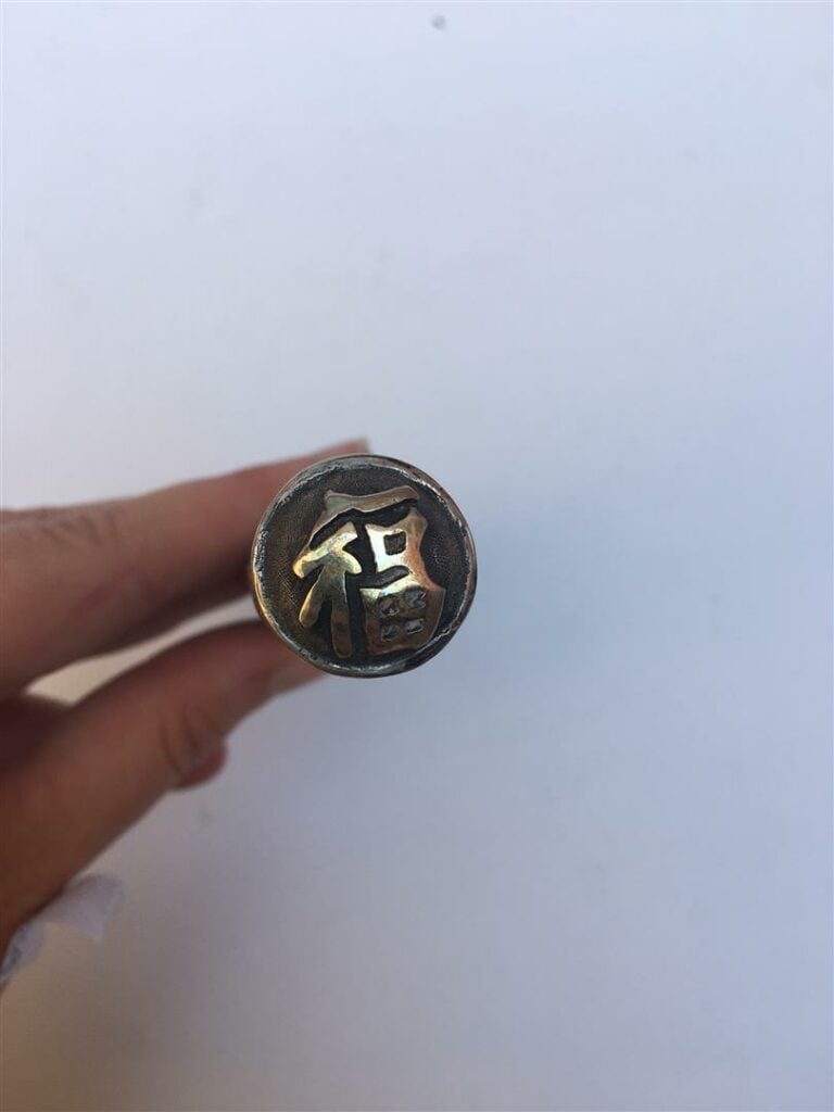 [-] MANCHE D'OMBRELLE EN ARGENT - Manche d'ombrelle fuselé en argent à décor ci…