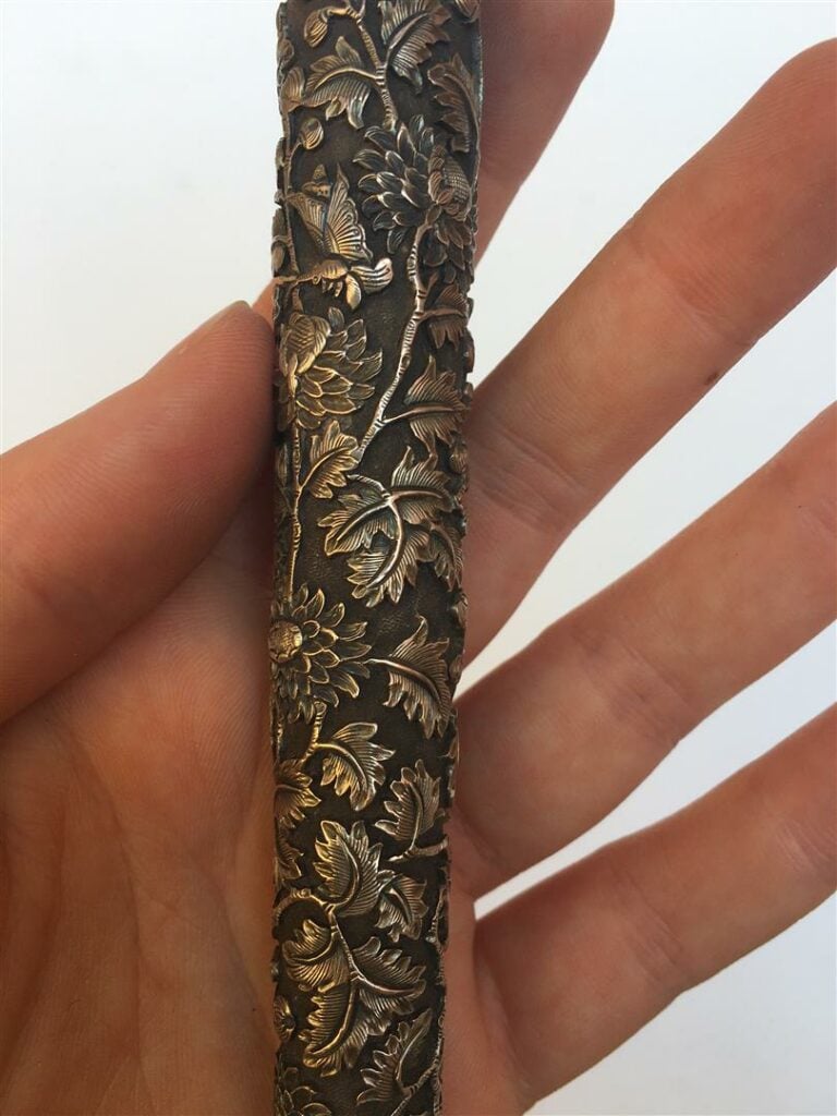 [-] MANCHE D'OMBRELLE EN ARGENT - Manche d'ombrelle fuselé en argent à décor ci…