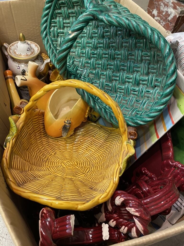 Mannette céramiques diverses comprenant : assiettes, grands plats, sujets prove…