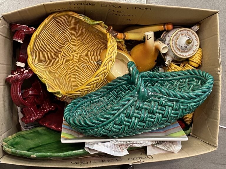 Mannette céramiques diverses comprenant : assiettes, grands plats, sujets prove…