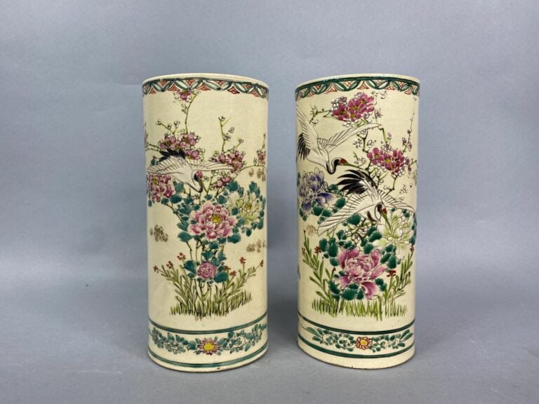 Mannette comprenant des vases chinois, vases, petits objets de vitrine, etc - (…