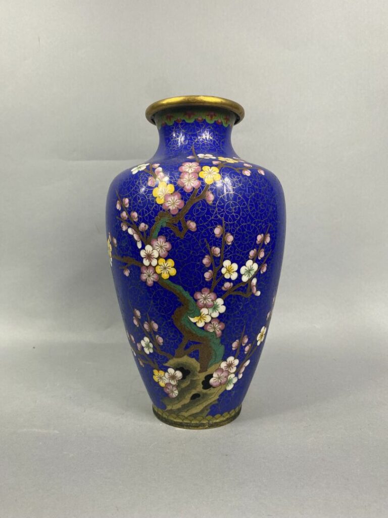 Mannette comprenant des vases chinois, vases, petits objets de vitrine, etc - (…