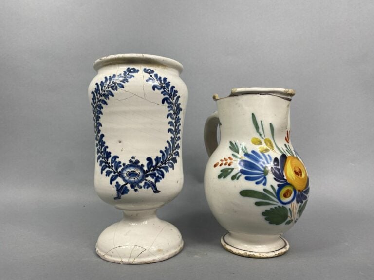Mannette comprenant des vases chinois, vases, petits objets de vitrine, etc - (…