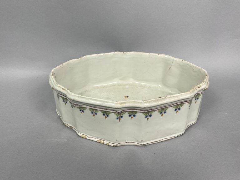 Mannette comprenant des vases chinois, vases, petits objets de vitrine, etc - (…