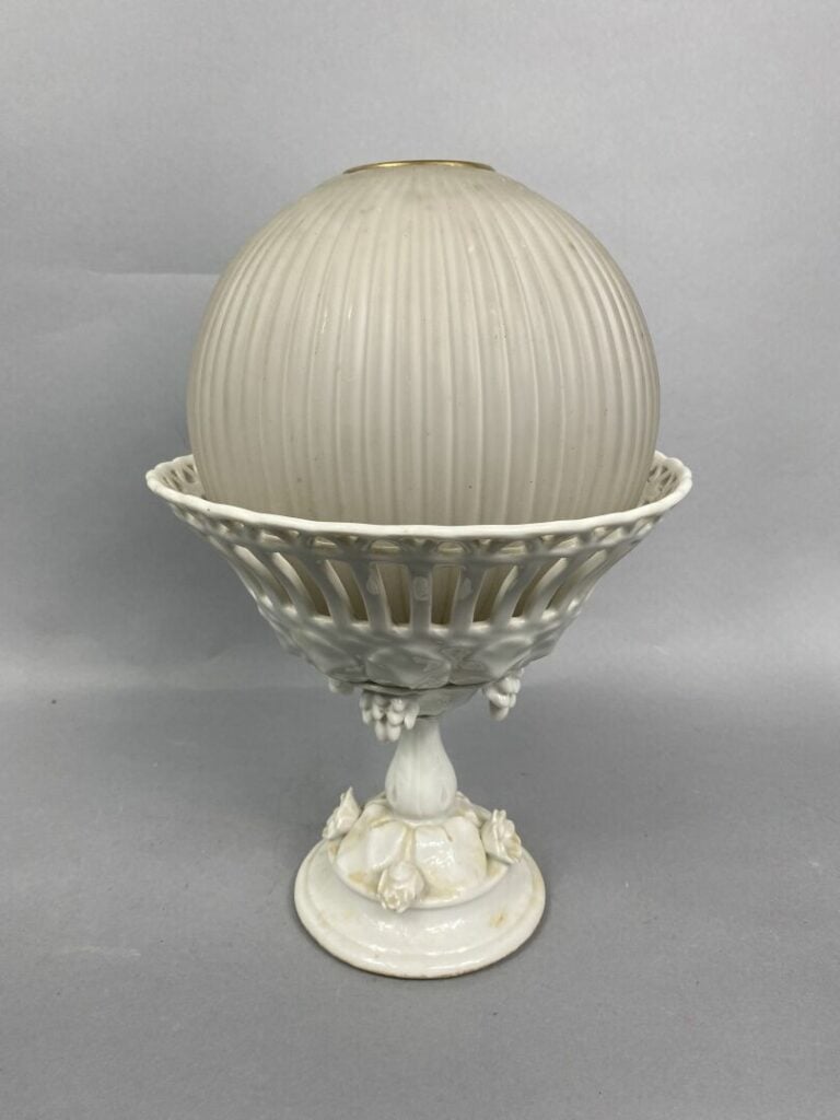 Mannette comprenant des vases chinois, vases, petits objets de vitrine, etc - (…