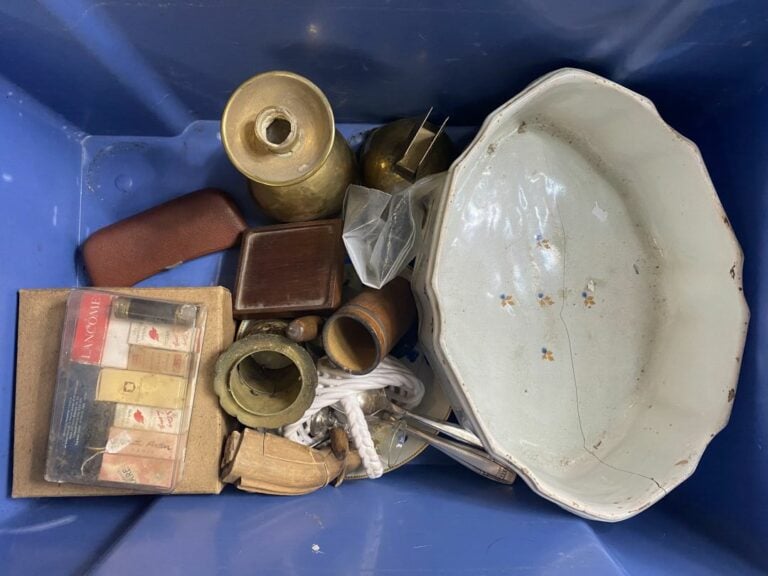 Mannette comprenant des vases chinois, vases, petits objets de vitrine, etc - (…