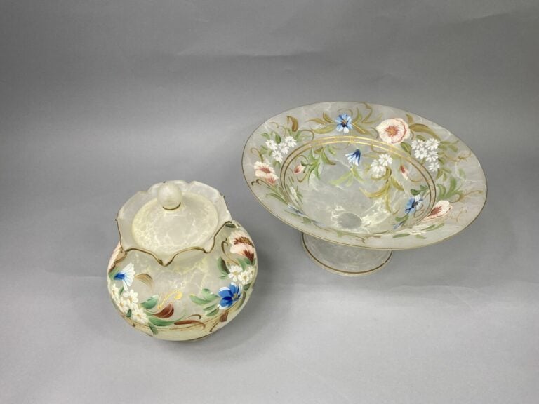 Mannette comprenant une coupe en verre à décor peint de fleurs et branchages et…