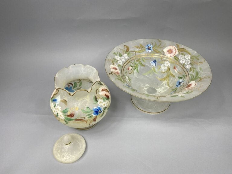 Mannette comprenant une coupe en verre à décor peint de fleurs et branchages et…