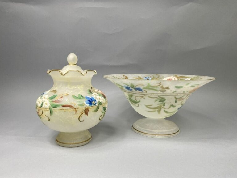Mannette comprenant une coupe en verre à décor peint de fleurs et branchages et…