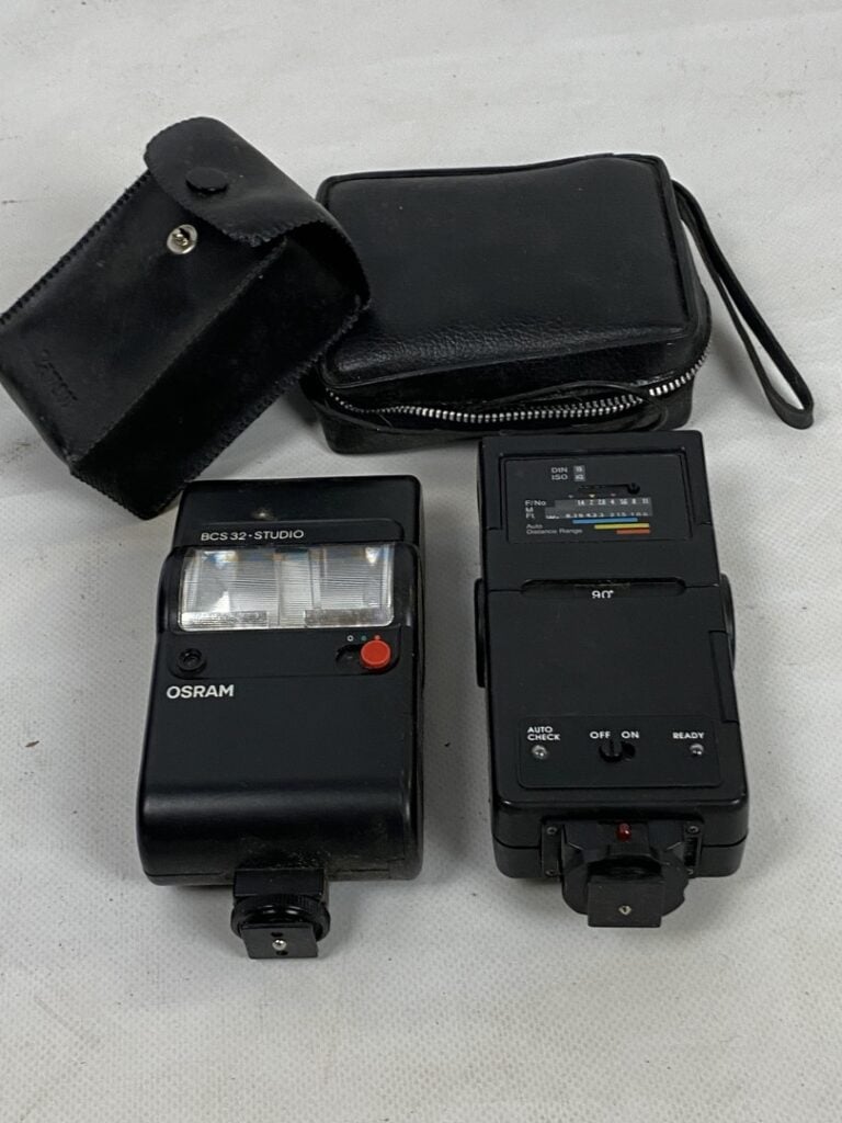 Mannette d'accessoires pour appareil photo dont MINOLTA, etc et lot de bobines