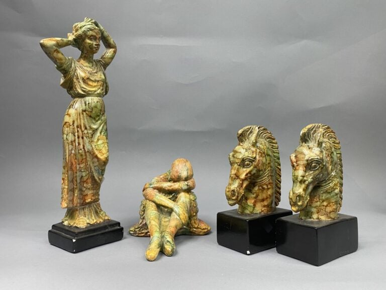 Mannette de bibelots divers comprenant bonbonnière en cristal, sujets sculptés…