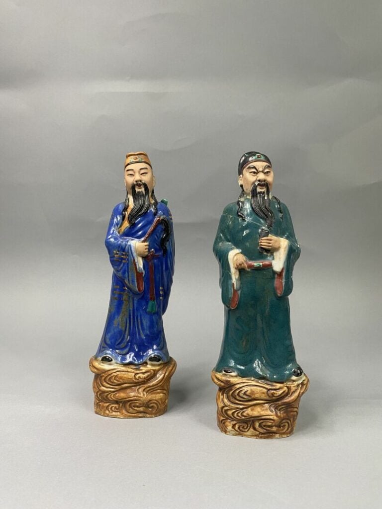 Mannette de bibelots divers comprenant céramique, sujets chinois, corbeille ajo…