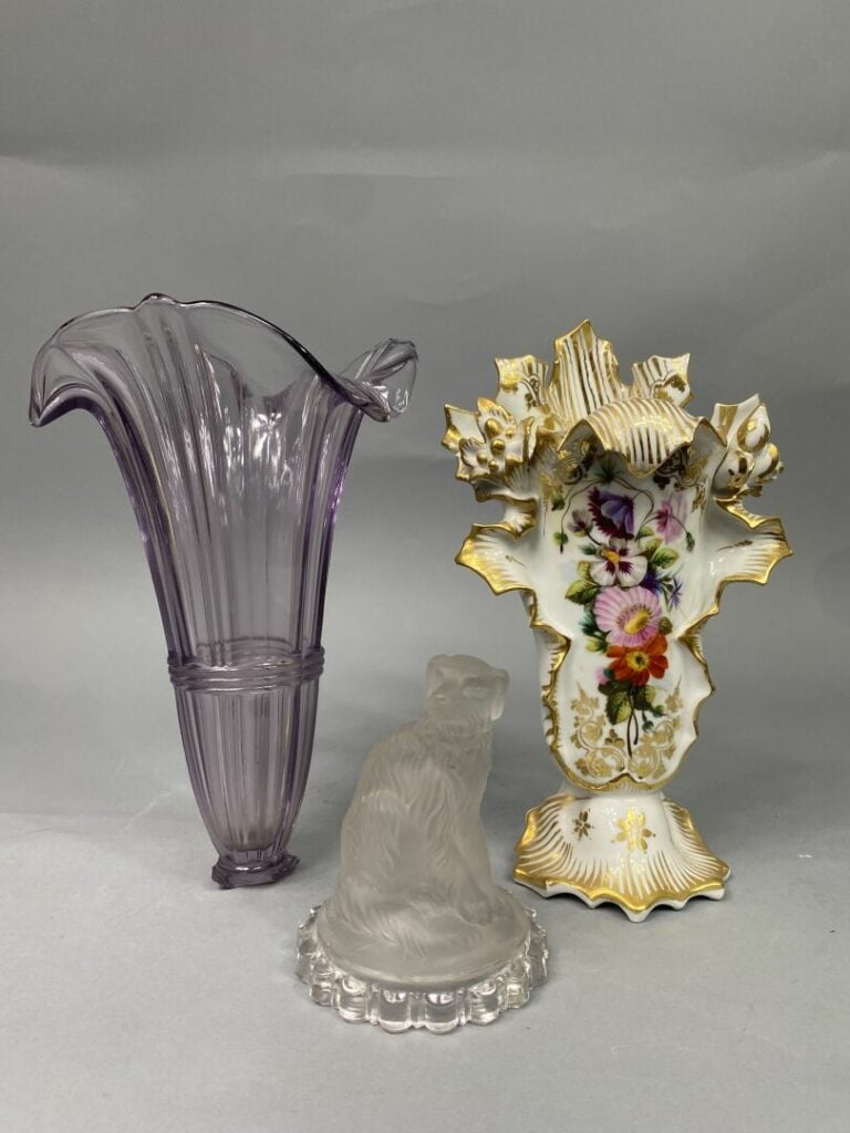 Mannette de bibelots divers comprenant des céramiques dont vases cornets, vase…