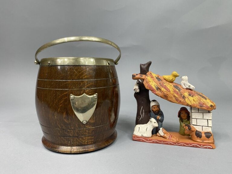 Mannette de bibelots divers comprenant des céramiques dont vases cornets, vase…