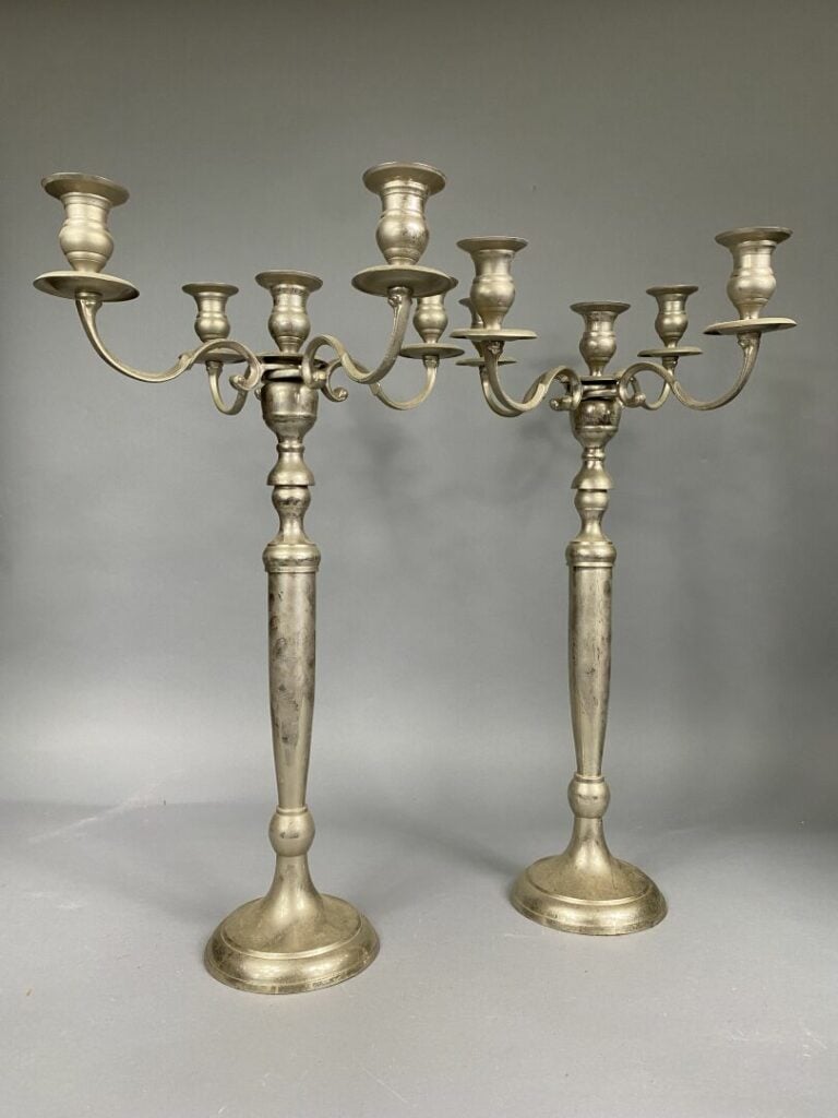 Mannette de bougeoirs et candélabres divers en métal, étain, etc