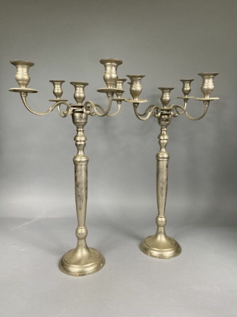Mannette de bougeoirs et candélabres divers en métal, étain, etc