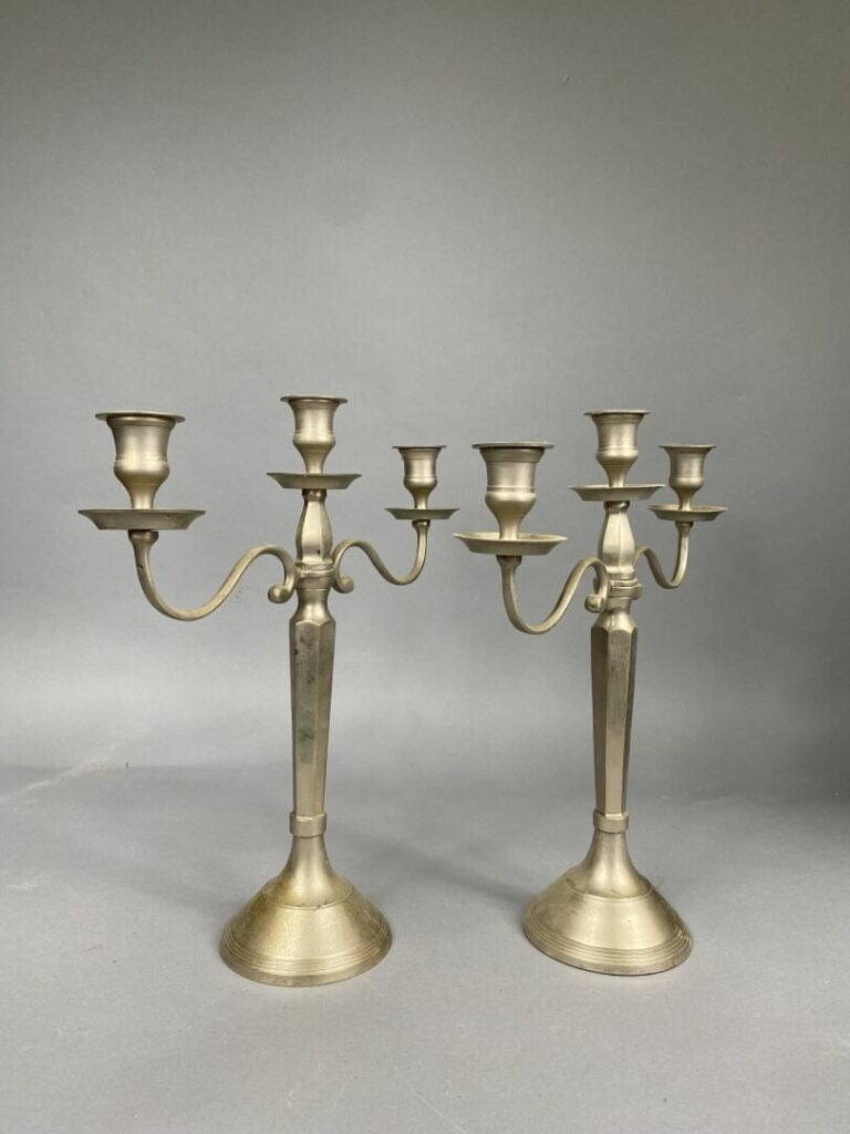Mannette de bougeoirs et candélabres divers en métal, étain, etc