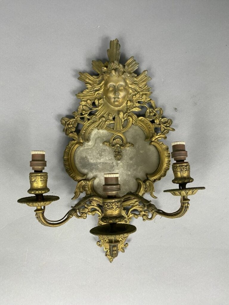 Mannette de bougeoirs et candélabres divers en métal, étain, etc
