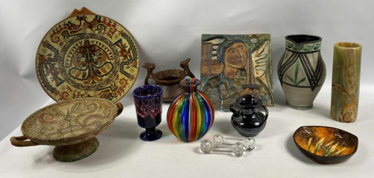 Mannette de céramique et verrerie divers comprenant : vases, coupes, pichets, e…