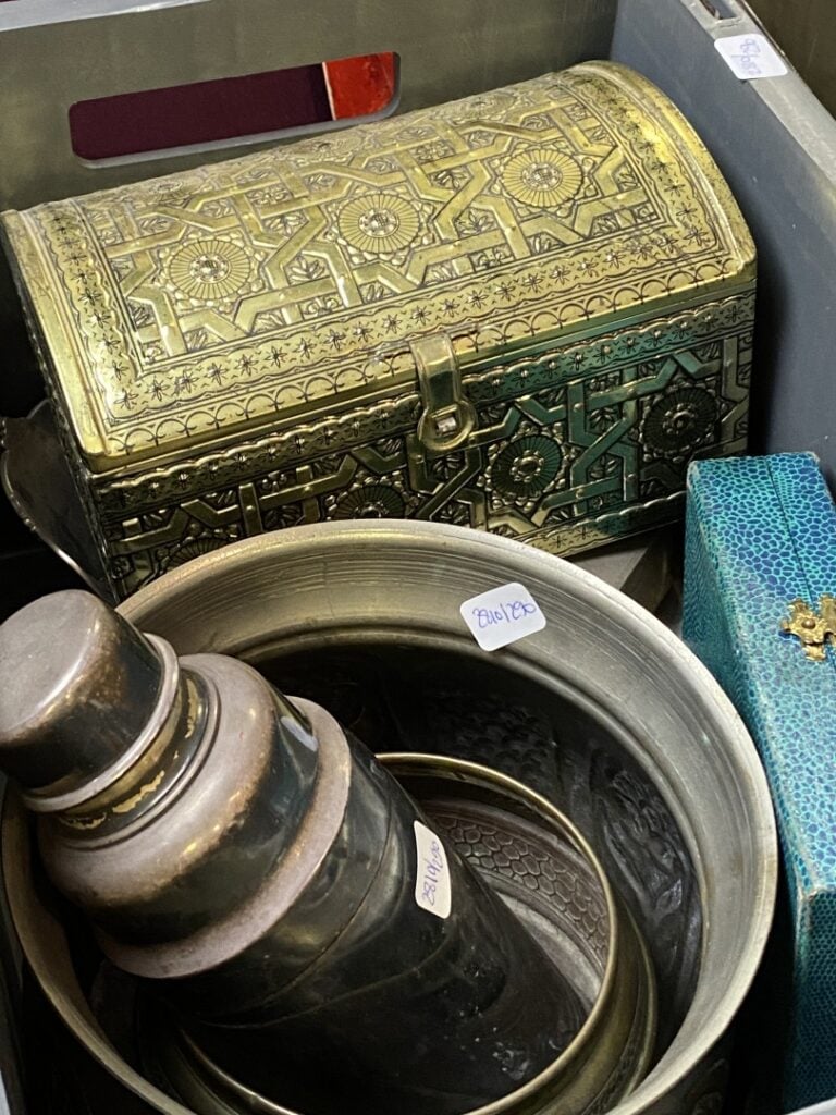 Mannette de laiton, cuivre et métal argenté comprenant : coupes, coffrets, shak…